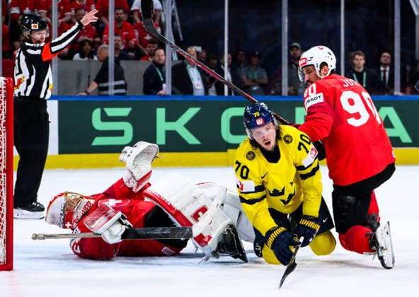 260528 Goaltender Leonardo Genoni and Roman Josi of Switzerland compete with Oscar Sundqvist of Sweden during the 2026 IIHF Ice hockey, Eishockey World Championship, WM, Weltmeisterschaft quarterfinal match between Switzerland and Sweden on May 28, 2026 in Zürich. Photo: Jesper Zerman BILDBYRAN kod JZ JZ0733 ishockey ice hockey ishockey-vm 2026 vm 2026 iihf world championship kvartsfinal quarterfinal quarterfinals switzerland schweiz sverige sweden bbeng Copyright: JESPERxZERMAN BB260528JZ124