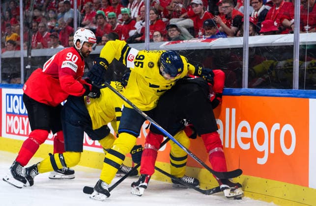 260528 Jacob De La Rose of Sweden and Nico Hischier of Switzerland during the 2026 IIHF Ice hockey, Eishockey World Championship, WM, Weltmeisterschaft quarterfinal match between Switzerland and Sweden on May 28, 2026 in Zürich. Photo: Jesper Zerman BILDBYRAN kod JZ JZ0733 ishockey ice hockey ishockey-vm 2026 vm 2026 iihf world championship kvartsfinal quarterfinal quarterfinals switzerland schweiz sverige sweden bbeng Copyright: JESPERxZERMAN BB260528JZ128