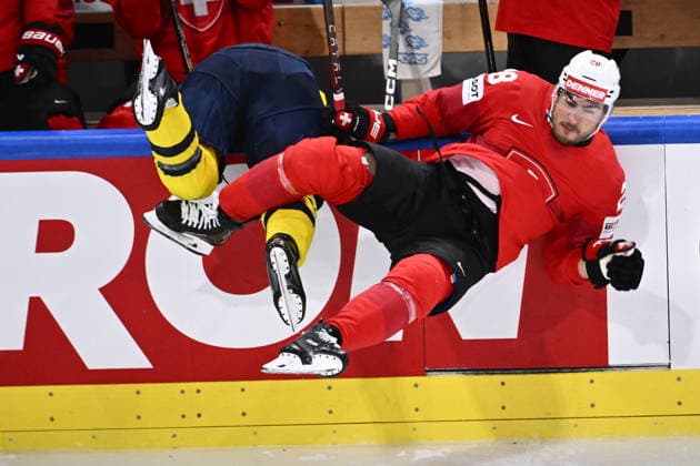 ZÜRICH, SCHWEIZ 20260528 Schweiz Timo Meier ger Sveriges Ivar Stenberg en tur ut i baset under torsdagens kvartsfinal i ishockey-VM mellan Schweiz och Sverige pa Swiss Life Arena i Zürich, Schweiz.