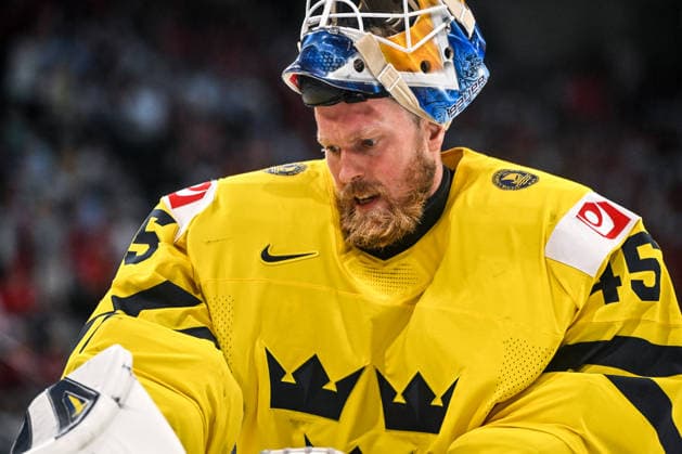 ZURICH, SWITZERLAND - MAY 28: goalkeeper Magnus Hellberg of Sweden takes a break during the 2026 IIHF Ice hockey, Eishockey World Championship, WM, Weltmeisterschaft Switzerland game between Switzerland and Sweden at Swiss Life Arena on May 28, 2026 in Zurich, Zurich. Zurich Swiss Life Arena Zurich Switzerland Copyright: xJustPictures.ch AndreaxBrancax jp-en-EuSpIm-JP7_ANB_FinCze_28052026_2337