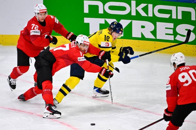 ZÜRICH, SCHWEIZ 20260528 Schweiz Dominik Egli och Ken Jäger och Sveriges Simon Holmström under torsdagens kvartsfinal i ishockey-VM mellan Schweiz och Sverige pa Swiss Life Arena i Zürich, Schweiz.