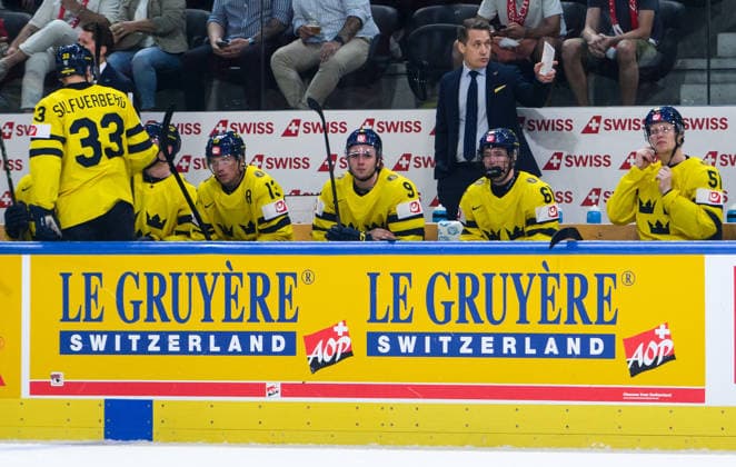 260528 Head coach Sam Hallam of Sweden during the 2026 IIHF Ice hockey, Eishockey World Championship, WM, Weltmeisterschaft quarterfinal match between Switzerland and Sweden on May 28, 2026 in Zürich. Photo: Jesper Zerman BILDBYRAN kod JZ JZ0733 ishockey ice hockey ishockey-vm 2026 vm 2026 iihf world championship kvartsfinal quarterfinal quarterfinals switzerland schweiz sverige sweden bbeng Copyright: JESPERxZERMAN BB260528JZ130