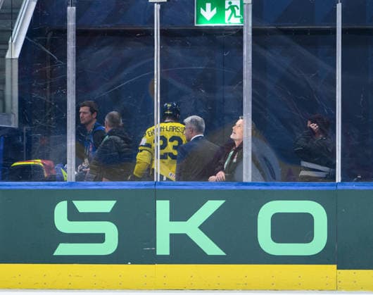 260528 Oliver Ekman-Larsson of Sweden leaves the ice fue to injury during the 2026 IIHF Ice hockey, Eishockey World Championship, WM, Weltmeisterschaft quarterfinal match between Switzerland and Sweden on May 28, 2026 in Zürich. Photo: Jesper Zerman BILDBYRAN kod JZ JZ0733 ishockey ice hockey ishockey-vm 2026 vm 2026 iihf world championship kvartsfinal quarterfinal quarterfinals switzerland schweiz sverige sweden bbeng skada Copyright: JESPERxZERMAN BB260528JZ135