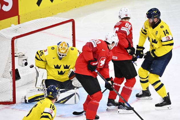 ZÜRICH, SWITZERLAND 20260528 The puck in the goal behind Sweden s goalie Magnus Hellberg, 2-1, by Switzerland s Magnus Hellberg during Thursday s quarterfinal match in the Ice hockey, Eishockey World Championship, WM, Weltmeisterschaft between Switzerland and Sweden at the Swiss Life Arena in Zurich, Switzerland.