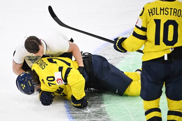 ZÜRICH, SCHWEIZ 20260528 Sveriges Oscar Sundqvist skadad efter en tackling under torsdagens kvartsfinal i ishockey-VM mellan Schweiz och Sverige pa Swiss Life Arena i Zürich, Schweiz.