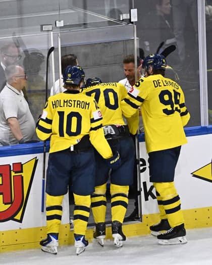 ZÜRICH, SWITZERLAND 20260528 Sweden s Oscar Sundqvist injured after a tackle during Thursday s quarterfinal match of the Ice hockey, Eishockey World Championship, WM, Weltmeisterschaft between Switzerland and Sweden at the Swiss Life Arena in Zurich, Switzerland.