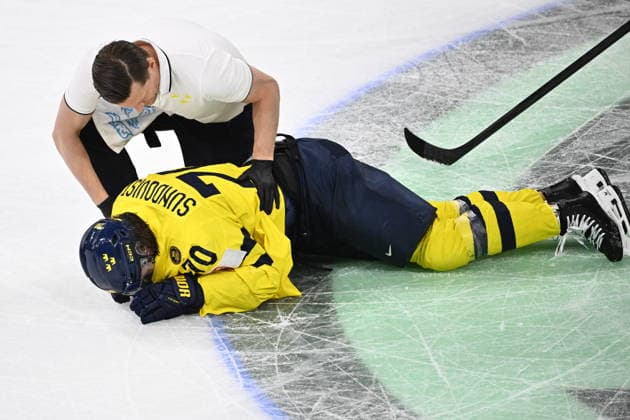 ZÜRICH, SWITZERLAND 20260528 Sweden s Oscar Sundqvist injured after a tackle during Thursday s quarterfinal match of the Ice hockey, Eishockey World Championship, WM, Weltmeisterschaft between Switzerland and Sweden at the Swiss Life Arena in Zurich, Switzerland.