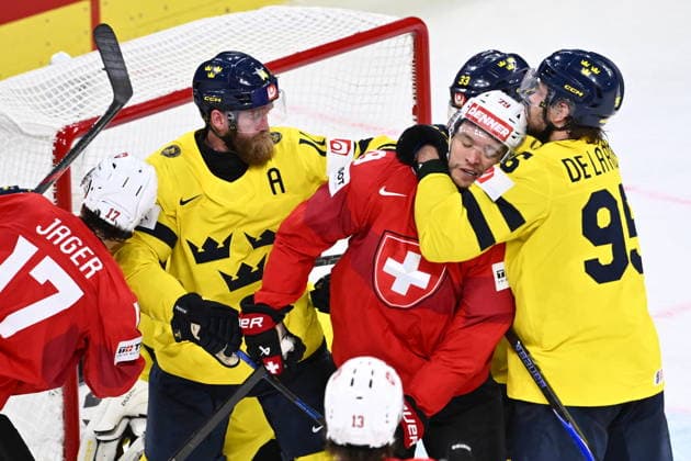 ZÜRICH, SCHWEIZ 20260528 Sveriges Jacob de la Rose tar ett grepp pa Schweiz Calvin Thürkauf under torsdagens kvartsfinal i ishockey-VM mellan Schweiz och Sverige pa Swiss Life Arena i Zürich, Schweiz.