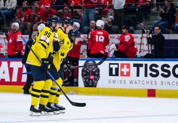 260528 Oscar Sundqvist of Sweden is injured and receives help of the ice from Jacob De La Rose and Simon Holmström during the 2026 IIHF Ice hockey, Eishockey World Championship, WM, Weltmeisterschaft quarterfinal match between Switzerland and Sweden on May 28, 2026 in Zürich. Photo: Jesper Zerman BILDBYRAN kod JZ JZ0733 ishockey ice hockey ishockey-vm 2026 vm 2026 iihf world championship kvartsfinal quarterfinal quarterfinals switzerland schweiz sverige sweden bbeng skada Copyright: JESPERxZERMAN BB260528JZ137