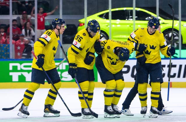 260528 Oscar Sundqvist of Sweden is injured and receives help of the ice from Jacob De La Rose and Simon Holmström during the 2026 IIHF Ice hockey, Eishockey World Championship, WM, Weltmeisterschaft quarterfinal match between Switzerland and Sweden on May 28, 2026 in Zürich. Photo: Jesper Zerman BILDBYRAN kod JZ JZ0733 ishockey ice hockey ishockey-vm 2026 vm 2026 iihf world championship kvartsfinal quarterfinal quarterfinals switzerland schweiz sverige sweden bbeng skada Copyright: JESPERxZERMAN BB260528JZ140