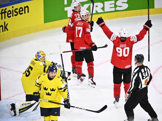 ZÜRICH, SWITZERLAND 20260528 Switzerland s Calvin Thürkauf (behind the goal, celebrates after winning 3-1 during Thursday s quarterfinal match of the Ice hockey, Eishockey World Championship, WM, Weltmeisterschaft between Switzerland and Sweden at the Swiss Life Arena in Zurich, Switzerland.