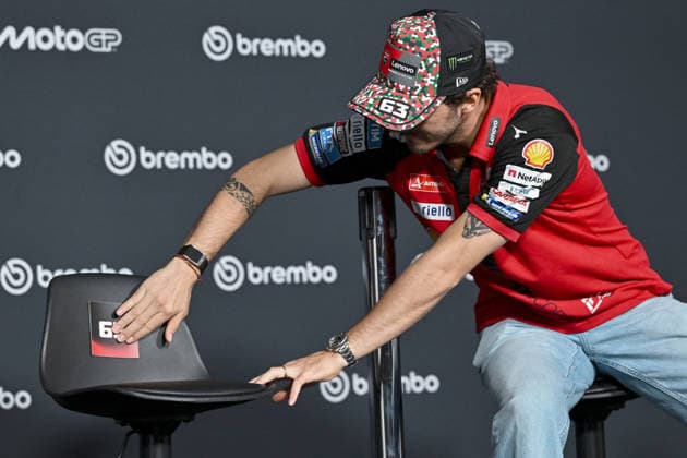 MOTORI - MotoGP - Italian Grand Prix - press conference, PK, Pressekonferenz and Riders track familiarization Photo by IPA ABACAPRESS.COM85145419 - Italian rider Francesco Bagnaia of Ducati Lenovo Team jokingly sticks the sticker with his number on the chair of Italian rider Marco Bezzecchi of Aprilia Racing during Gran Premio d Italia - Press conference and Riders track familiarization, MotoGP World Championship, WM, Weltmeisterschaft in Mugello, Italy, May 28 2026 Mugello Italy  Copyright: xIPAxSport ABACAx