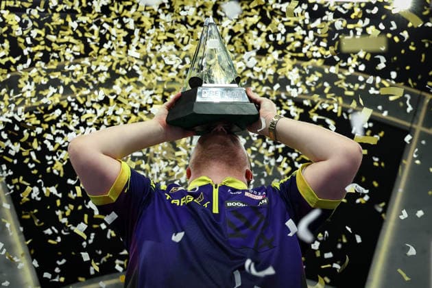 2026 BetMGM Premier League Darts, Final, London Luke Littler lifts the trophy after winning the 2026 BetMGM Premier League Darts Final at The O2 Arena, London, England on 28 May 2026 Credit: Ian Stephen Every Second Media Editorial use only. All images are copyright Every Second Media Limited. No images may be reproduced without prior permission. Copyright: xIMAGO EveryxSecondxMediax ESM-2016-0037 IanxStephenx xEveryxSecondxMediax