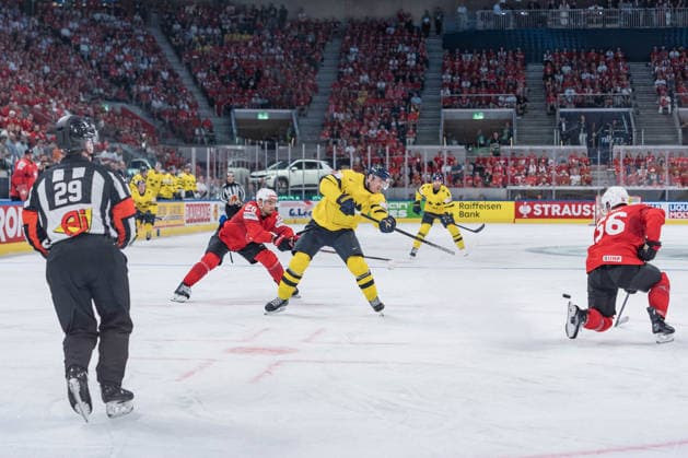 28 05 2026, Zurich, Swiss Life Arena, Ice hockey, Eishockey World Championships: Switzerland - Sweden, 51 Emil Heineman (Sweden), 28 Timo Meier (Switzerland) Zurich Swiss Life Arena Zurich Switzerland Copyright: xJustPictures.ch StefanxEmchx jp-de-StEm-DSC0147920260528