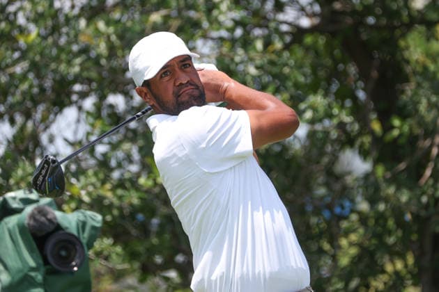 FORT WORTH, TX - MAY 28: Tony Finau (USA) hits from the 9th tee during the Charles Schwab Challenge on May 28, 2026 at Colonial Country Club in Fort Worth, TX. (Photo by George Walker Icon Sportswire) GOLF: MAY 28 PGA, Golf Herren Charles Schwab Challenge EDITORIAL USE ONLY Icon26052843