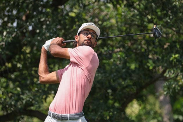 FORT WORTH, TX - MAY 28: Akshay Bhatia (USA) hits from the 9th tee during the Charles Schwab Challenge on May 28, 2026 at Colonial Country Club in Fort Worth, TX. (Photo by George Walker Icon Sportswire) GOLF: MAY 28 PGA, Golf Herren Charles Schwab Challenge EDITORIAL USE ONLY Icon26052845