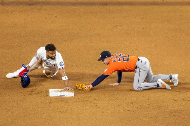 May 28, 2026, Arlington, Texas, USA: Texas Rangers shortstop EZEQUIEL DURAN (20) steals second base during a MLB, Baseball Herren, USA game between the Houston Astros and Texas Rangers at Globe Life Field. Houston wins 5-1. MLB 2026: Houston 5:1 Texas  - ZUMAf180 20260528_zsp_f180_003 Copyright: xMarkxFannx