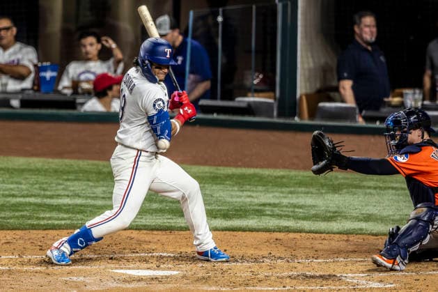 May 28, 2026, Arlington, Texas, USA: Texas Rangers left fielder ALEJANDRO OSUNA (19) gets hit by a pitch during a MLB, Baseball Herren, USA game between the Houston Astros and Texas Rangers at Globe Life Field. Houston wins 5-1. MLB 2026: Houston 5:1 Texas  - ZUMAf180 20260528_zsp_f180_004 Copyright: xMarkxFannx