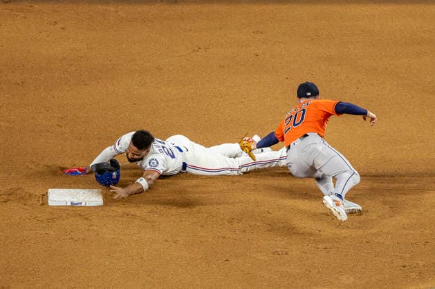 May 28, 2026, Arlington, Texas, USA: Texas Rangers shortstop EZEQUIEL DURAN (20) steals second base during a MLB, Baseball Herren, USA game between the Houston Astros and Texas Rangers at Globe Life Field. Houston wins 5-1. MLB 2026: Houston 5:1 Texas  - ZUMAf180 20260528_zsp_f180_006 Copyright: xMarkxFannx