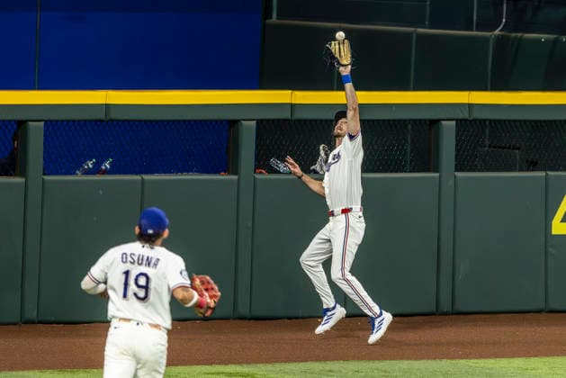 May 28, 2026, Arlington, Texas, USA: Texas Rangers center fielder EVAN CARTER (32) catches a at the center field wall for an out during a MLB, Baseball Herren, USA game between the Houston Astros and Texas Rangers at Globe Life Field. Houston wins 5-1. MLB 2026: Houston 5:1 Texas  - ZUMAf180 20260528_zsp_f180_009 Copyright: xMarkxFannx