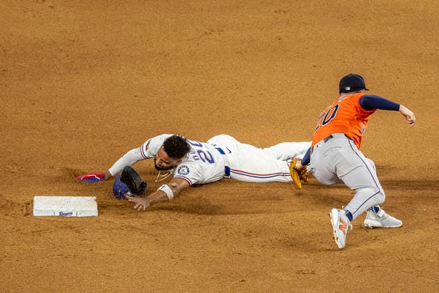 May 28, 2026, Arlington, Texas, USA: Texas Rangers shortstop EZEQUIEL DURAN (20) steals second base during a MLB, Baseball Herren, USA game between the Houston Astros and Texas Rangers at Globe Life Field. Houston wins 5-1. MLB 2026: Houston 5:1 Texas  - ZUMAf180 20260528_zsp_f180_016 Copyright: xMarkxFannx