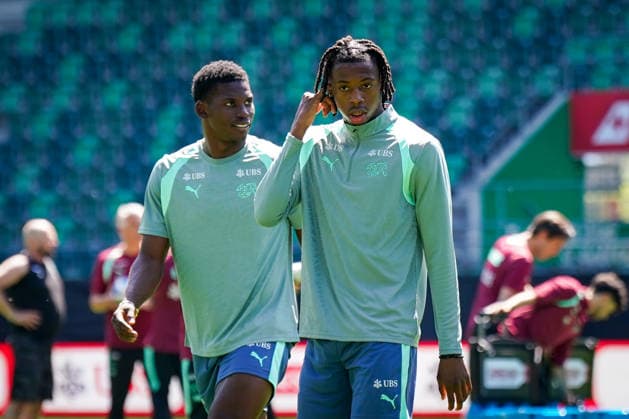 Schweiz: Fussball Schweizer Nationalmannschaft 2026, Training der Schweizer Nationalmannschaft - Kybunpark (St. Gallen): Johan Manzambi (Switzerland, 9) Breel Embolo (Switzerland, 7) Copyright: xJOERANxSTEINSIEKx