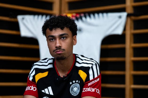 GER, Fußball Herren Nationalmannschaft Deutschland, Training, 28.05.2026, Adidas Homeground, Herzogenaurach, GER, Fußball Herren Nationalmannschaft Deutschland, Medienstunde, im Bild Nathaniel Brown (Deutschland, 18), dahinter Trikot,