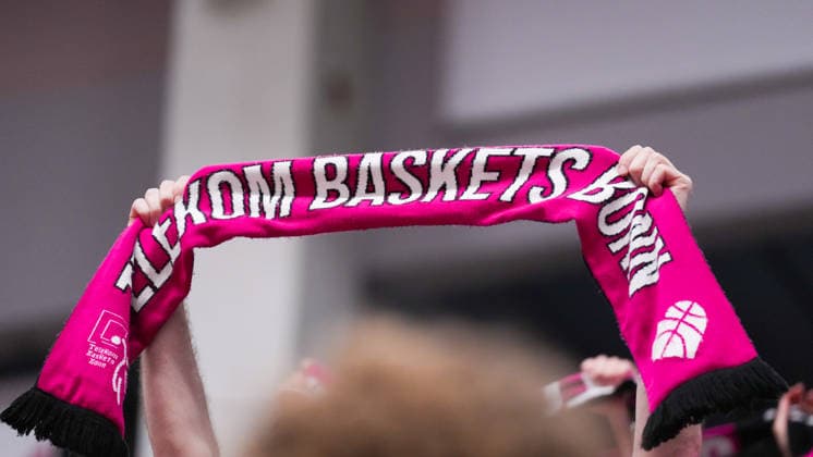 27.05.2026, xydrx, Basketball, easyCredit Basketball Bundesliga, Playoffs, Viertelfinale Spiel 5, Telekom Baskets Bonn - Fitness First Würzburg Baskets, Telekom Dome Bonn: Ein Fan hält einen Schal der Telekom Baskets Bonn hoch Copyright: HMBxMedia YannisxDreimann