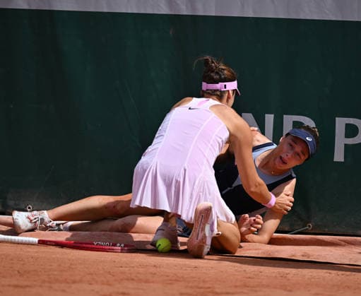 2026 French Open, Roland-Garros - Day 6 PARIS, FRANCE - MAY 29: Zeynep Sonmez (R) of Turkiye injures during the women s doubles second round match on day six of the 2026 French Open at Roland Garros in Paris, France on May 29, 2026. Mustafa Yalcin Anadolu Paris France. Editorial use only. Please get in touch for any other usage.  Copyright: x2026xAnadoluxMustafaxYalcinx