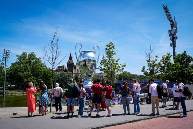 MD-1 Fan Festival - UEFA Champions League Final 2026 The inflatable Cup trophy is seen during the MD-1 Fan Festival - UEFA Champions League Final 2026 at Heroes™ Square ahead the UEFA Champions League Final match between Paris Saint-Germain FC and Arsenal FC at Puskas Arena on May 29, 2026 in Budapest, Hungary Budapest Heroes Square Hungary Hungary Copyright: xGiuseppexMaffiax 260529_UCL_ChampionsVillage_GM_06567