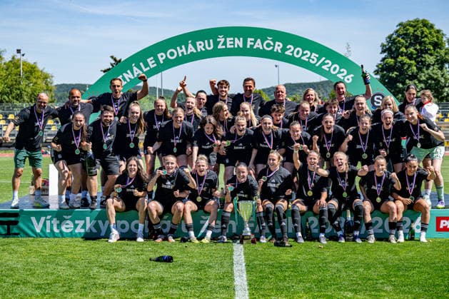 Finale Ceskeho poharu fotbalistek: Slavia Praha - Sparta Praha, 29. kvetna 2026, Praha. Hracky Sparty s realizacnim tymem se raduji ze zisku poharu. (CTKxPhoto OndrejxDeml) CTKPhotoP2026052905028  CTKPhotoP2026052905028