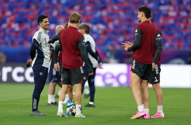 Arsenal manager Mikel Arteta shares a joke with his players Arsenal Training Session, UEFA Champions League, Final, Football, Puskas Arena, Budapest, Hungary - 29 May 2026Budapest Puskas Arena Hungary EDITORIAL USE ONLY No use with unauthorised audio, video, data, fixture lists, club league logos or live services. Online in-match use limited to 120 images, no video emulation. No use in betting, games or single club league player publications.  Copyright: xKieranxMcManus Shutterstockx 16898278ac