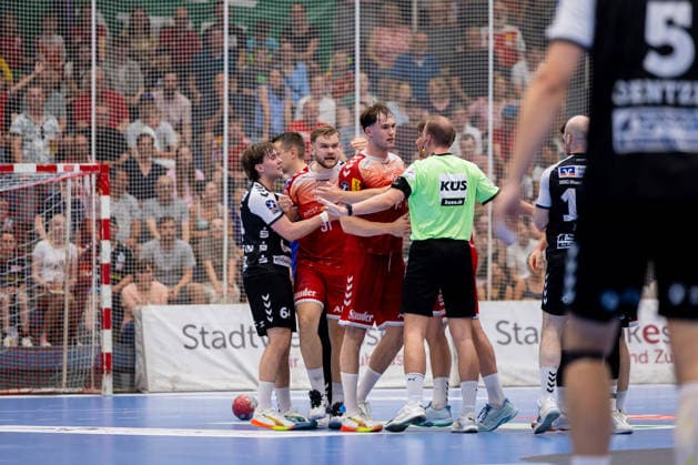29.05.2026, 33. Spieltag der 2. Handball Bundesliga, TuSEM Essen - HSG Nordhorn-Lingen. Rudelbildung nach Foul an Alexander Schoss (TuSEM Essen). Essen Am Hallo NRW Deutschland xRHR-FOTO DEx Copyright: DennisxEwert RHR-FOTOx RHR-FOTO DE