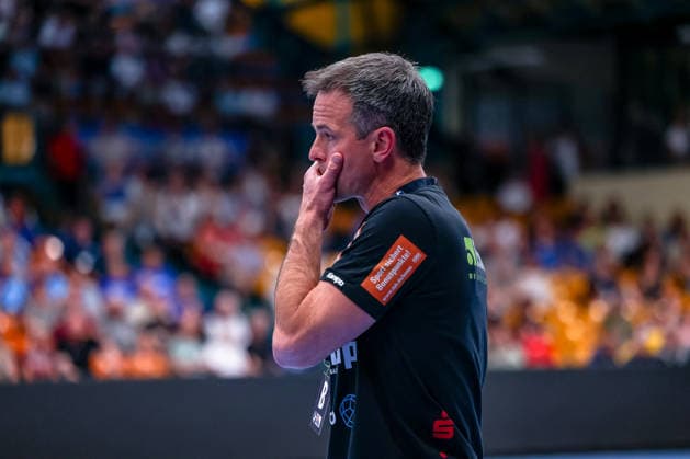 Matthias Flohr (HBW Balingen-Weilstetten, Chef Trainer) gestresst, beobachtet, Dessau-Rosslauer HV 06 vs. HBW Balingen-Weilstetten, Handball, 2. Bundesliga, 33. Spieltag, Saison 2025 26, 29.05.2026, Dessau-Rosslauer HV 06 vs. HBW Balingen-Weilstetten, Handball, 2. Bundesliga, 33. Spieltag, Saison 2025 26, 29.05.2026 Dessau-Rosslau Copyright: xEibner-Pressefoto LauraxRoemerx EP_LRR