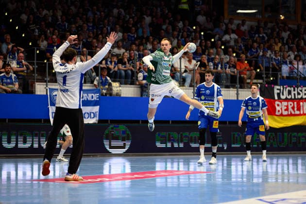 Matija Spikic (ThSV Eisenach, 01) gegem Mathias Gidsel (Fuechse Berlin, 19) im Sprung. GER, ThSV Eisenach gegen Fuechse Berlin, 1. Daikin Handballbundesliga, Handball, 30. Spieltag, Saison 2025 2026, 29.05.2026 GER, ThSV Eisenach gegen Fuechse Berlin, 1. Daikin Handballbundesliga, Handball, 30. Spieltag, Saison 2025 2026, 29.05.2026 Eisenach Copyright: xEibner-Pressefoto MartinxHerbstx EP_MHT