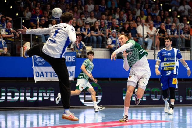 Matija Spikic (ThSV Eisenach, 01) gegem Mathias Gidsel (Fuechse Berlin, 19) im Sprung. GER, ThSV Eisenach gegen Fuechse Berlin, 1. Daikin Handballbundesliga, Handball, 30. Spieltag, Saison 2025 2026, 29.05.2026 GER, ThSV Eisenach gegen Fuechse Berlin, 1. Daikin Handballbundesliga, Handball, 30. Spieltag, Saison 2025 2026, 29.05.2026 Eisenach Copyright: xEibner-Pressefoto MartinxHerbstx EP_MHT