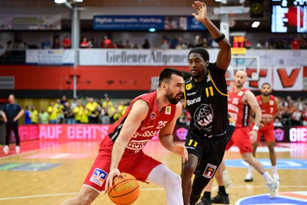 Viktor Kovacevic, Tyrel Morgan 2.Bundesliga Pro A, Play Off, Halbfinale 4. Spiel, 46ers, Basketball, Basketball Saison 2025 2026, BBL, Deutschland, Gießen 46ers Bozic Estriche Knights Kirchheim, Gießen in rot, Herren, Kirchheim schwarz