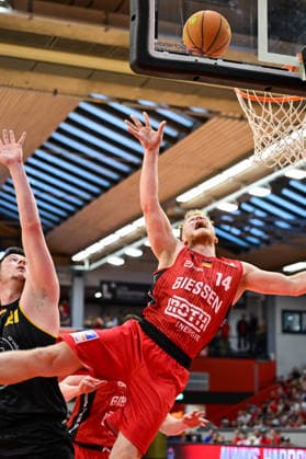 Nicolas Bretzel, Luis König Figge 2.Bundesliga Pro A, Play Off, Halbfinale 4. Spiel, 46ers, Basketball, Basketball Saison 2025 2026, BBL, Deutschland, Gießen 46ers Bozic Estriche Knights Kirchheim, Gießen in rot, Herren, Kirchheim schwarz