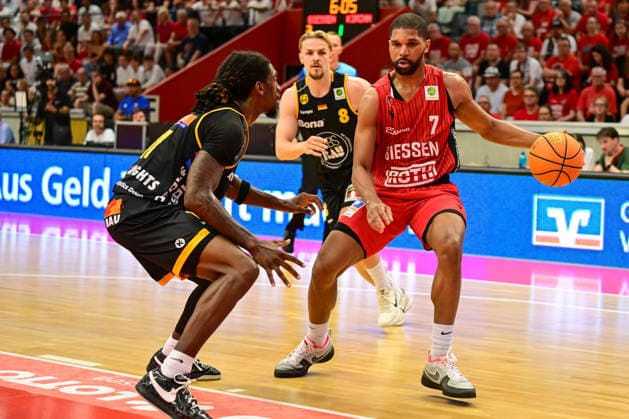 Tyrel Morgan, Lucas Mayer, Kyle Castlin 2.Bundesliga Pro A, Play Off, Halbfinale 4. Spiel, 46ers, Basketball, Basketball Saison 2025 2026, BBL, Deutschland, Gießen 46ers Bozic Estriche Knights Kirchheim, Gießen in rot, Herren, Kirchheim schwarz