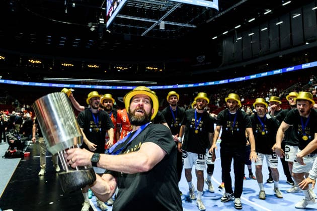 260529 IFK Kristianstads tränare Anders Hallberg jublar med pokalen efter vinsten av final fyra i Handbollsligan herr mellan HK Malmö och IFK Kristianstad den 29 maj 2026 i Malmö. Copyright: MATHILDAxSCHULER BB260529MA102