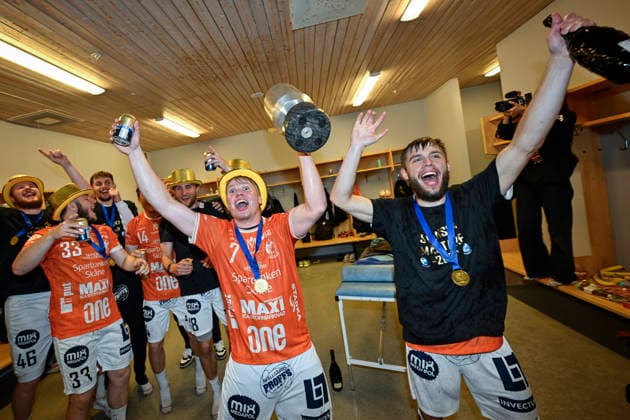 MALMÖ, SVERIGE 20260529 Karlskronas Axel Mansson (7) och Albin Nilsson Selin firar med laget i omklädningsrummet efter segern i SM-final 4 (i bäst av 5) i handboll mellan HK Malmö och IFK Kristianstad i Malmö Arena pa fredagen. MALMÖ SVERIGE x50090x