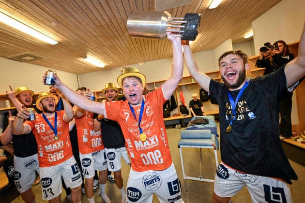 MALMÖ, SVERIGE 20260529 Karlskronas Axel Mansson (7) och Albin Nilsson Selin firar med laget i omklädningsrummet efter segern i SM-final 4 (i bäst av 5) i handboll mellan HK Malmö och IFK Kristianstad i Malmö Arena pa fredagen. MALMÖ SVERIGE x50090x