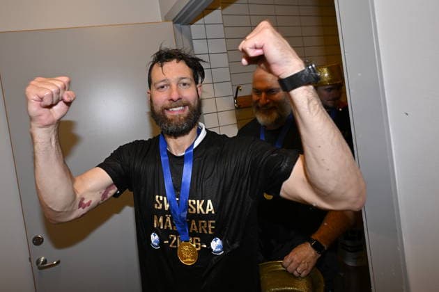 MALMÖ, SWEDEN 20260529 Kristianstad s coaches Björn Sätherström and Anders Hallberg celebrate with a shower after the victory in the Swedish Championship final 4 (best of 5) in handball between HK Malmö and IFK Kristianstad in Malmö Arena on Friday. MALMÖ SWEDEN x50090x