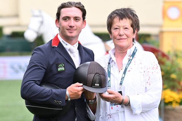 93? CSIO di Roma 2026 Jack Whitaker of Great Britain and Jack JL receive an award presented by ENI with Lelia Polini of KEP Italia during the 93rd CSIO Roma 2026 Competition No. 5 - Nations Cup Intesa Sanpaolo, a two-round competition with a height of 160 cm and prize money of 220,000 euros, on May 29, 2026, at Piazza di Siena in Rome, Italy. Rome Italy  Copyright: xDomenicoxCippitellix originalFilename:cippitelli-ita93csi260529_npgsT.jpg