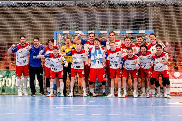 Teamfoto Jubel Freude nach dem Sieg, Csaba Leimeter (HBW Balingen-Weilstetten, 55), Daniel Rebmann (HBW Balingen-Weilstetten, 12), Magnus Grupe (HBW Balingen-Weilstetten, 08), Elias Fluegel (HBW Balingen-Weilstetten, 24), Magnus Bierfreund (HBW Balingen-Weilstetten, 16), Sascha Pfattheicher (HBW Balingen-Weilstetten, 30), Stefan Bauer (HBW Balingen-Weilstetten, 99), Elias Huber (HBW Balingen-Weilstetten, 07), Tim Gruener (HBW Balingen-Weilstetten, 18), Bennet Strobel (HBW Balingen-Weilstetten, 11), Tim Ruggiero-Matthes (HBW Balingen-Weilstetten, 04), Yonatan Dayan (HBW Balingen-Weilstetten, 34), Mex Raguse (HBW Balingen-Weilstetten, 06), Dessau-Rosslauer HV 06 vs. HBW Balingen-Weilstetten, Handball, 2. Bundesliga, 33. Spieltag, Saison 2025 26, 29.05.2026, Dessau-Rosslauer HV 06 vs. HBW Balingen-Weilstetten, Handball, 2. Bundesliga, 33. Spieltag, Saison 2025 26, 29.05.2026 Dessau-Rosslau Copyright: xEibner-Pressefoto LauraxRoemerx EP_LRR