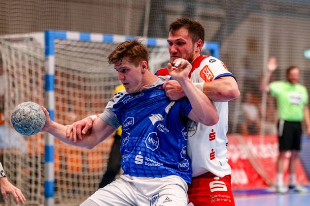 Merlin Fuss (HBW Balingen-Weilstetten, 13) haelt Fritz-Leon Haake (Dessau-Rosslauer HV 06, 06), Zweikampf, Duell, Kampf, Dessau-Rosslauer HV 06 vs. HBW Balingen-Weilstetten, Handball, 2. Bundesliga, 33. Spieltag, Saison 2025 26, 29.05.2026, Dessau-Rosslauer HV 06 vs. HBW Balingen-Weilstetten, Handball, 2. Bundesliga, 33. Spieltag, Saison 2025 26, 29.05.2026 Dessau-Rosslau Copyright: xEibner-Pressefoto LauraxRoemerx EP_LRR