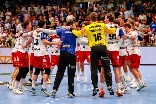 Mannschaft um Yonatan Dayan (HBW Balingen-Weilstetten, 34) und Magnus Bierfreund (HBW Balingen-Weilstetten, 16) Jubel Freude nach dem Sieg, Dessau-Rosslauer HV 06 vs. HBW Balingen-Weilstetten, Handball, 2. Bundesliga, 33. Spieltag, Saison 2025 26, 29.05.2026, Dessau-Rosslauer HV 06 vs. HBW Balingen-Weilstetten, Handball, 2. Bundesliga, 33. Spieltag, Saison 2025 26, 29.05.2026 Dessau-Rosslau Copyright: xEibner-Pressefoto LauraxRoemerx EP_LRR