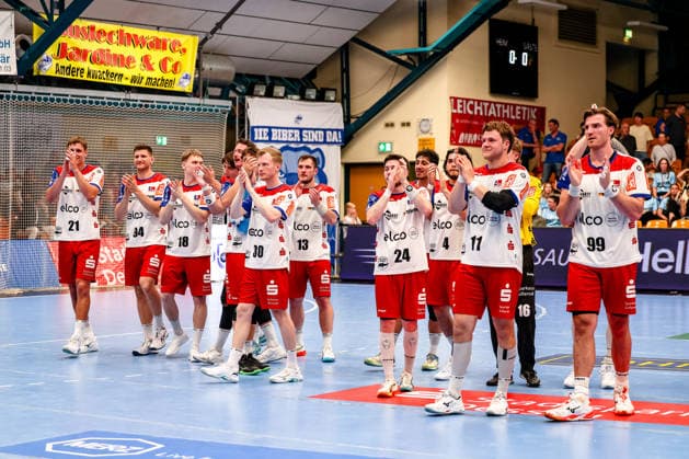 Mannschaft um Sascha Pfattheicher (HBW Balingen-Weilstetten, 30), Stefan Bauer (HBW Balingen-Weilstetten, 99) applaudiert den fans, dankt Fans fuer Unterstuetzung, Dessau-Rosslauer HV 06 vs. HBW Balingen-Weilstetten, Handball, 2. Bundesliga, 33. Spieltag, Saison 2025 26, 29.05.2026, Dessau-Rosslauer HV 06 vs. HBW Balingen-Weilstetten, Handball, 2. Bundesliga, 33. Spieltag, Saison 2025 26, 29.05.2026 Dessau-Rosslau Copyright: xEibner-Pressefoto LauraxRoemerx EP_LRR