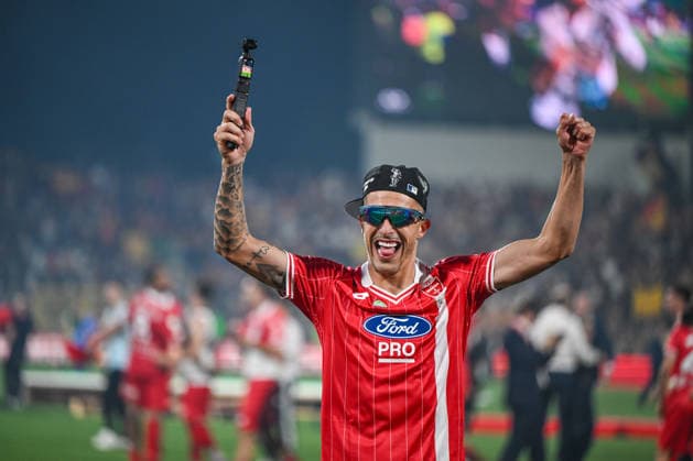Monza v Catanzaro - Serie B Playoff Final Dany Mota of AC Monza celebrates with fans after receiving the prize for most improved player in Serie B during the Italian Serie BKT second leg final football match between AC Monza and US Catanzaro on May 29, 2026, at U-Power Stadium in Monza, Italy. Monza Italy  Copyright: xTizianoxBallabiox originalFilename:ballabio-acmonzaa260529_np2mc