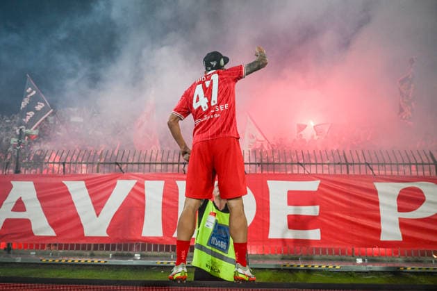 Monza v Catanzaro - Serie B Playoff Final Dany Mota of AC Monza celebrates with fans after receiving the prize for most improved player in Serie B during the Italian Serie BKT second leg final football match between AC Monza and US Catanzaro on May 29, 2026, at U-Power Stadium in Monza, Italy. Monza Italy  Copyright: xTizianoxBallabiox originalFilename:ballabio-acmonzaa260529_np0sJ